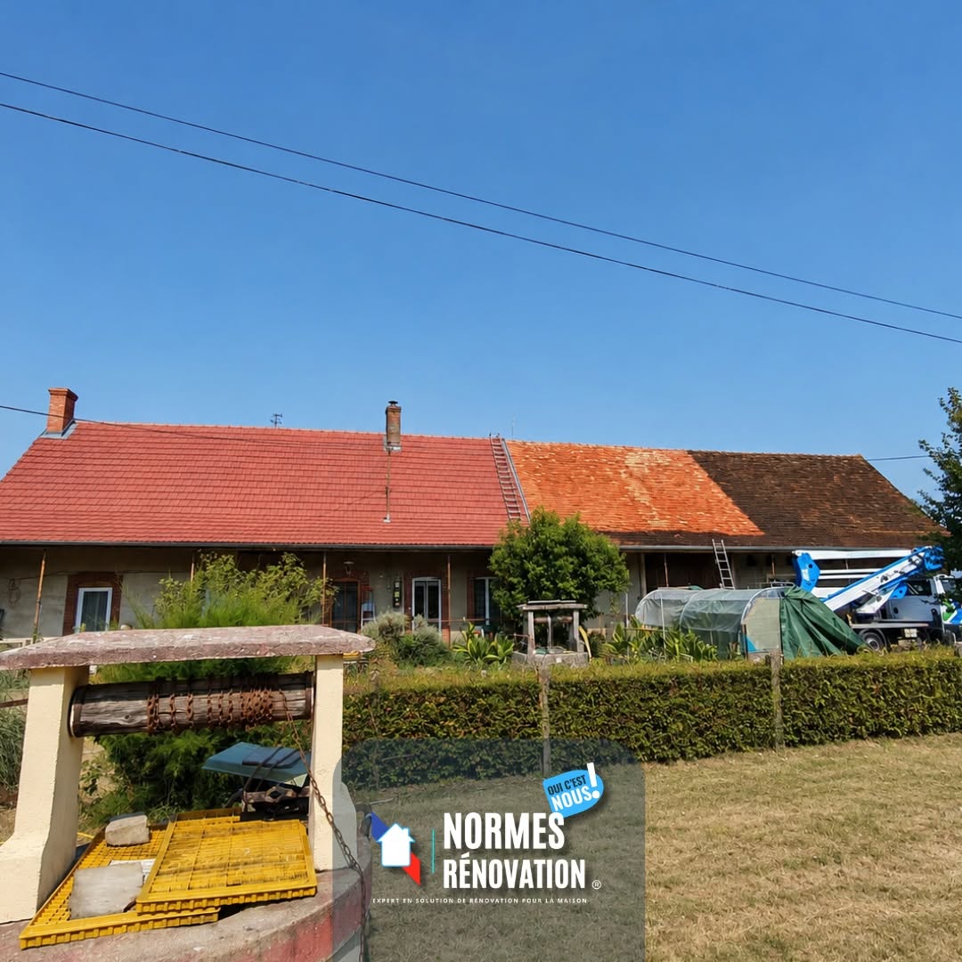 Rénovation de toiture avec pose de tuiles neuves et préparation pour panneaux photovoltaïques près de Chalon-sur-Saône.
