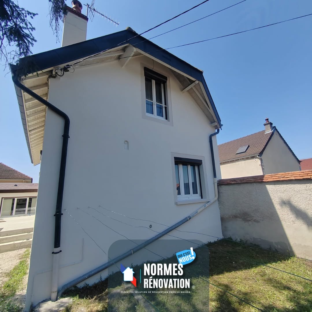 Ravalement isolant de façade d’une maison à Beaune réalisé par Normes Rénovation.
